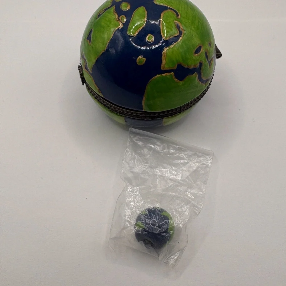 World Green & Blue Round Trinket Box